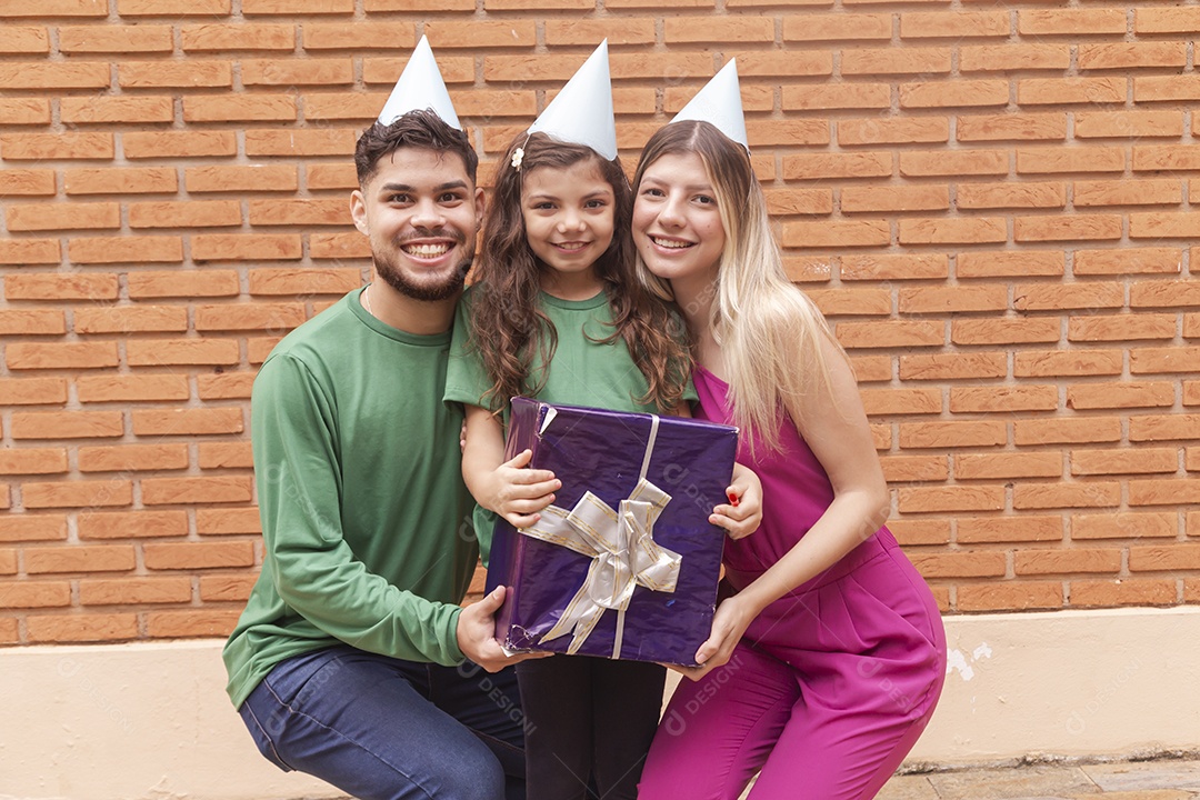 Jovens pessoas usando chapéu de aniversário
