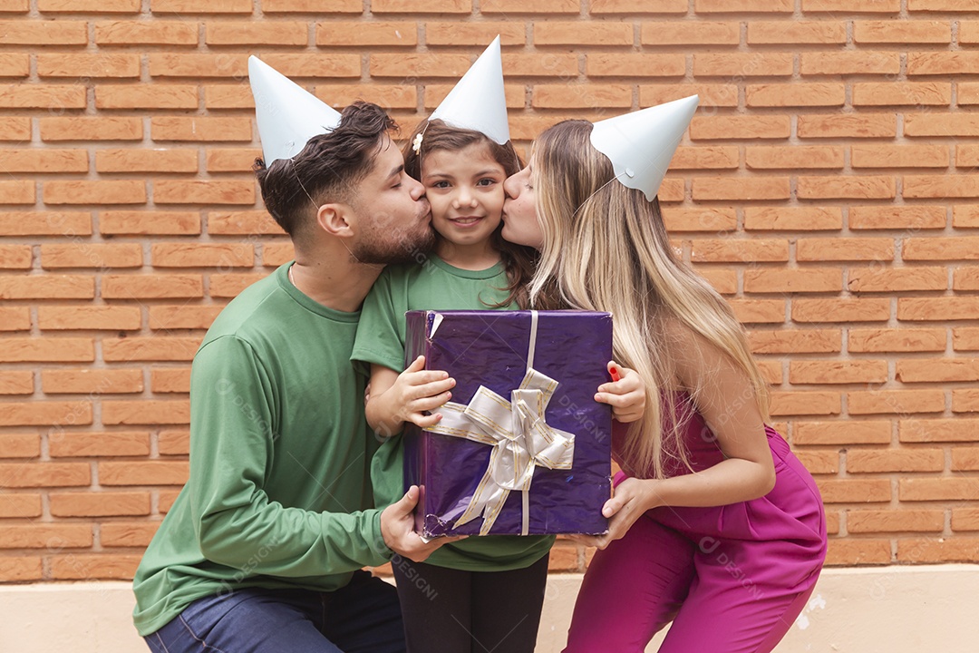 Jovens pessoas usando chapéu de aniversário