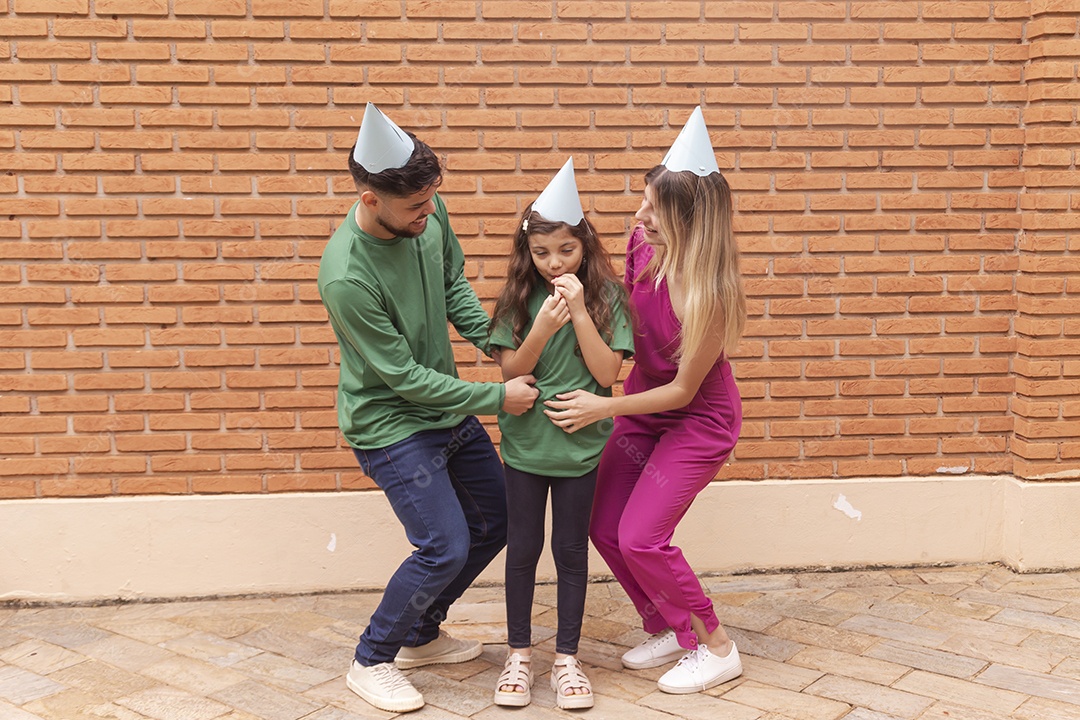 Jovens pessoas usando chapéu de aniversário