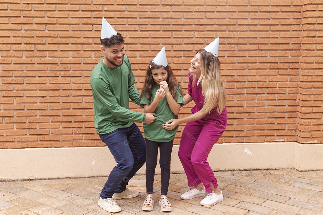 Jovens pessoas usando chapéu de aniversário