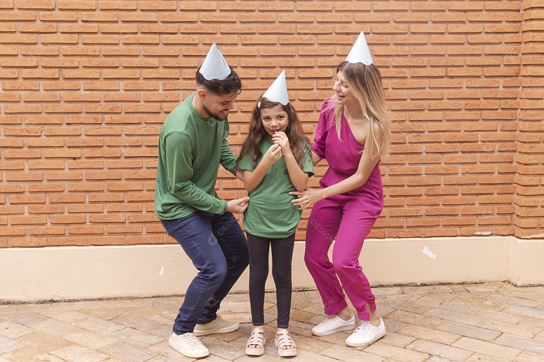 Jovens pessoas usando chapéu de aniversário