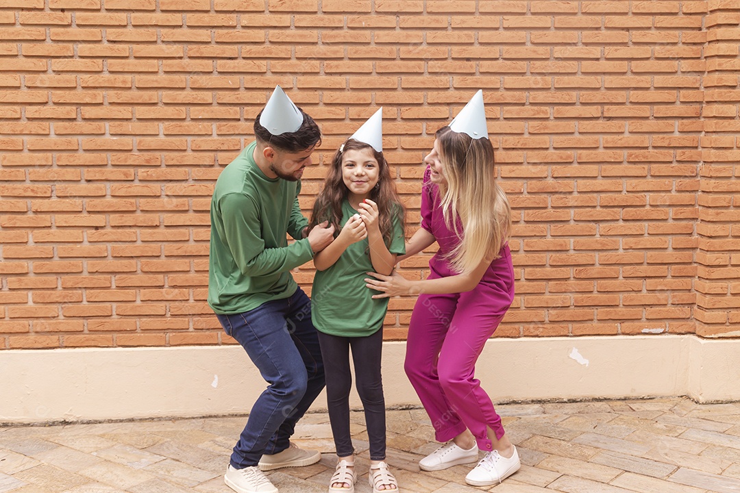 Jovens pessoas usando chapéu de aniversário