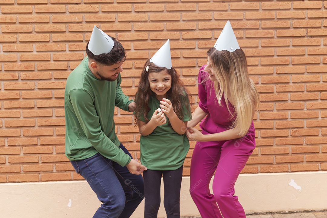 Jovens pessoas usando chapéu de aniversário