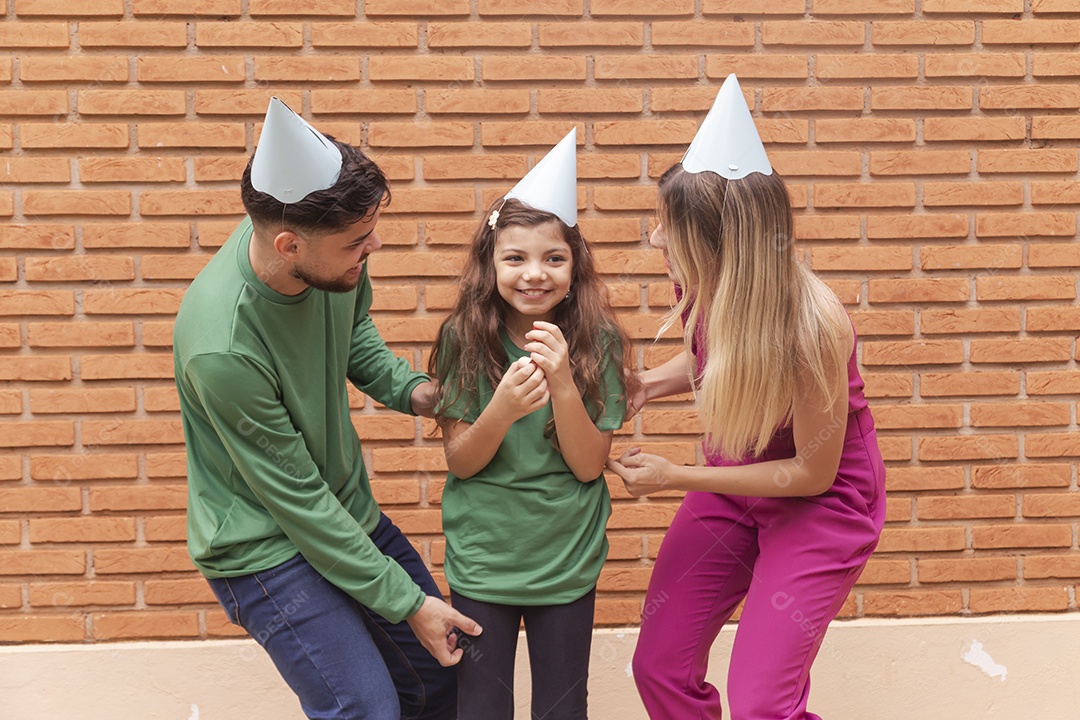 Jovens pessoas usando chapéu de aniversário