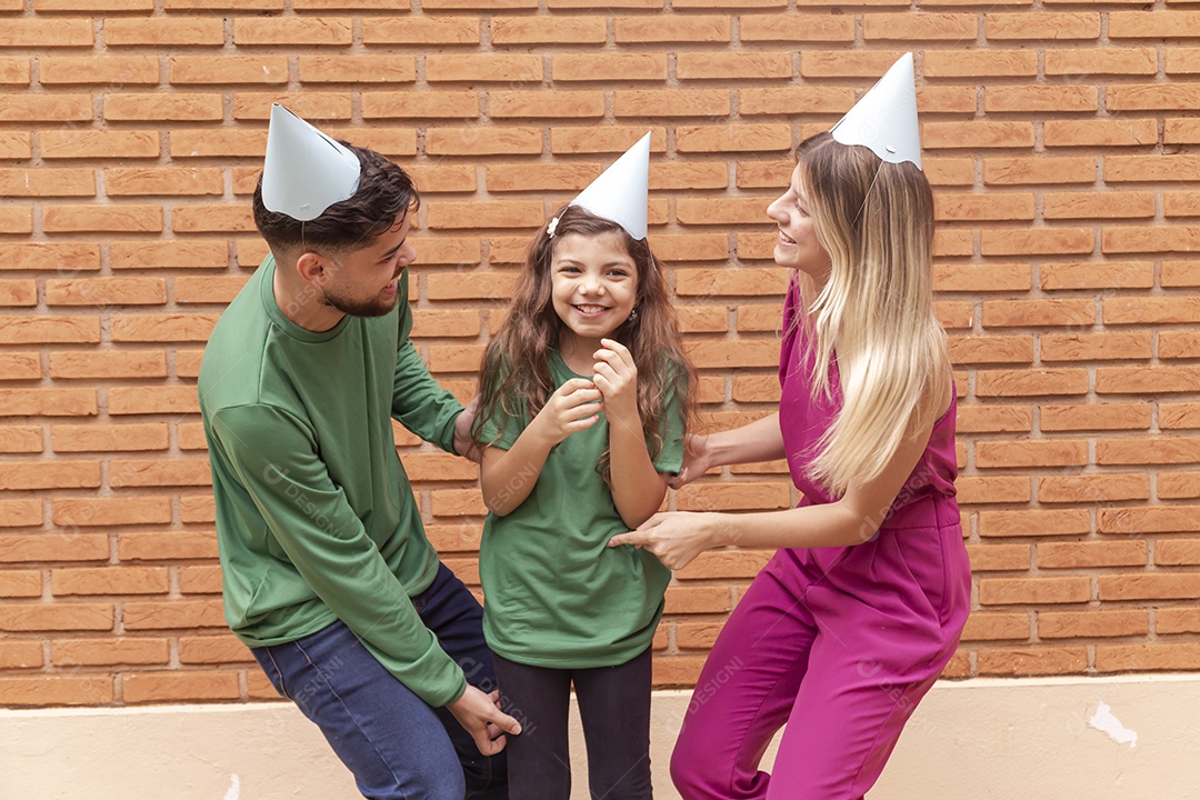 Jovens pessoas usando chapéu de aniversário