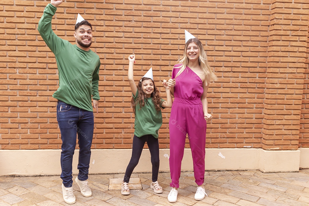 Jovens pessoas usando chapéu de aniversário