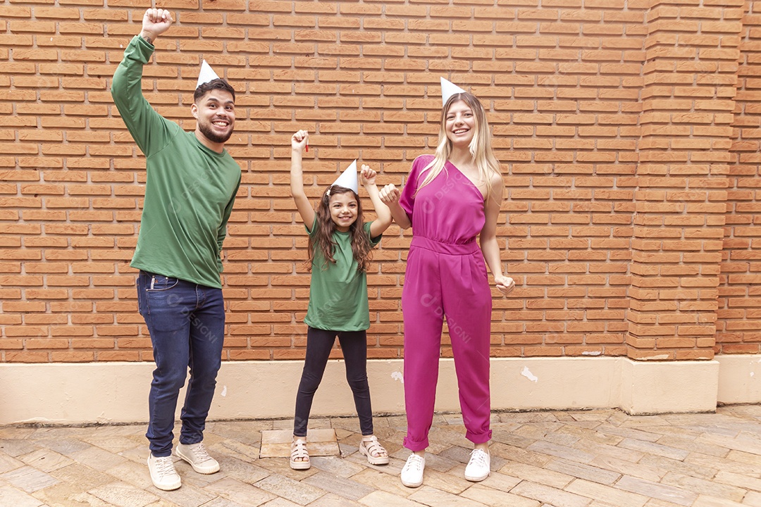 Jovens pessoas usando chapéu de aniversário