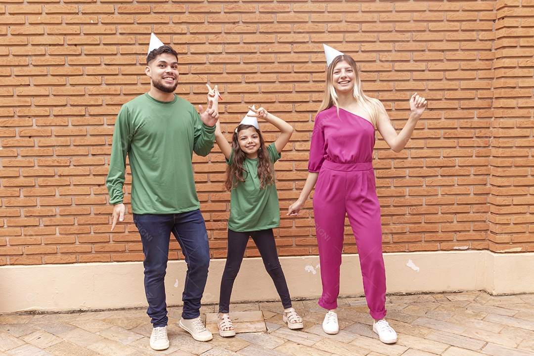 Jovens pessoas usando chapéu de aniversário