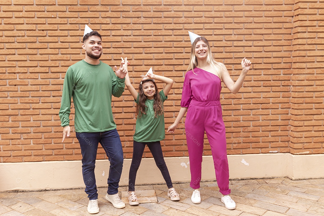 Jovens pessoas usando chapéu de aniversário