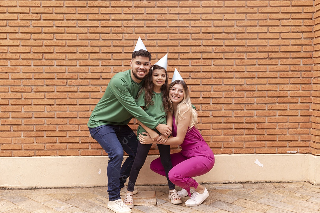 Jovens pessoas usando chapéu de aniversário