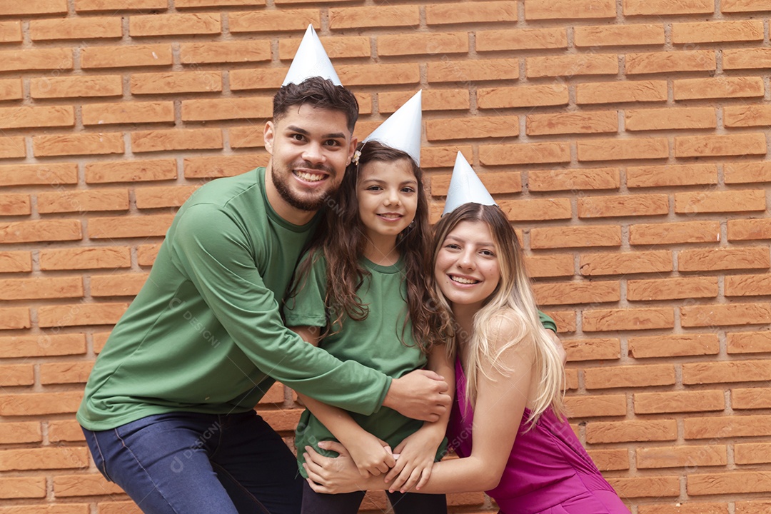 Jovens pessoas usando chapéu de aniversário