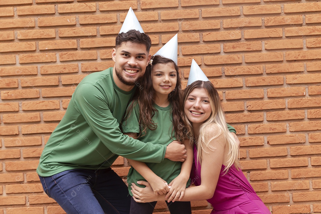 Jovens pessoas usando chapéu de aniversário