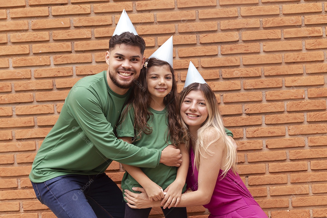 Jovens pessoas usando chapéu de aniversário