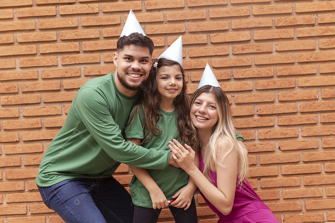 Jovens casal dando presente aniversariante linda menina