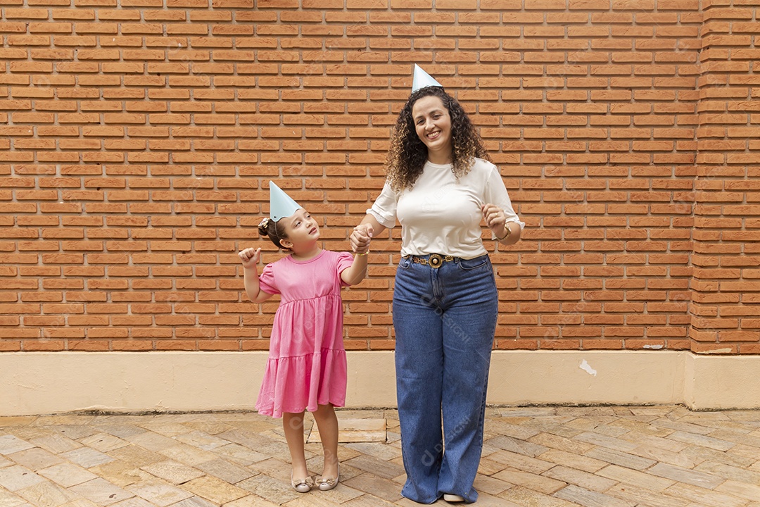 Lindas crianças felizes usando chapéu de aniversário