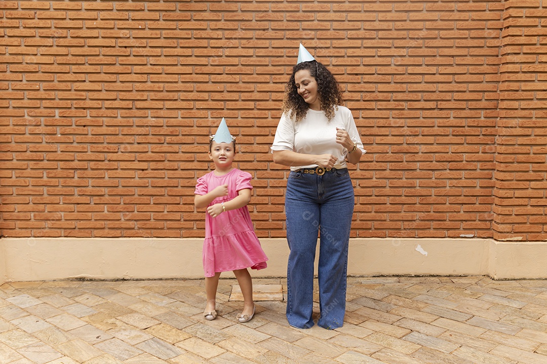 Lindas crianças felizes usando chapéu de aniversário