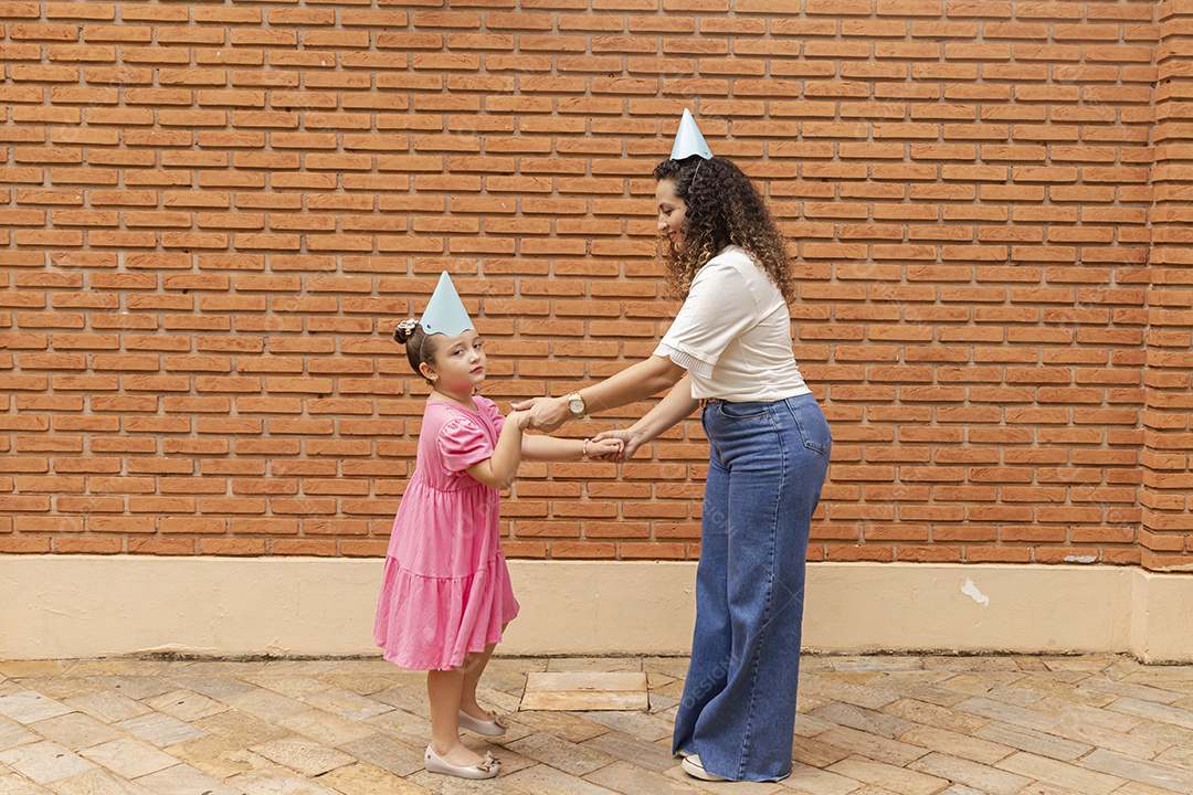 Lindas crianças felizes usando chapéu de aniversário