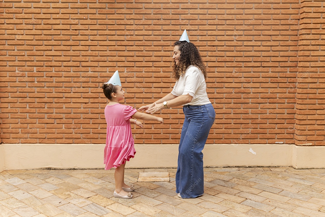 Lindas crianças felizes usando chapéu de aniversário