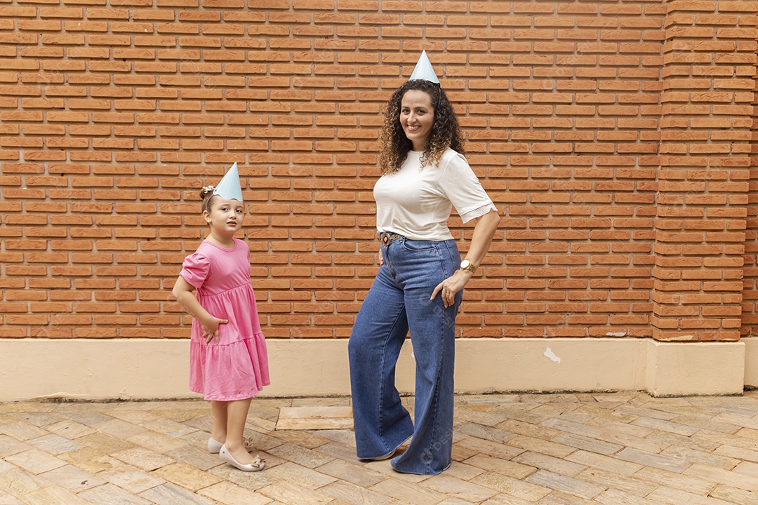 Lindas crianças felizes usando chapéu de aniversário