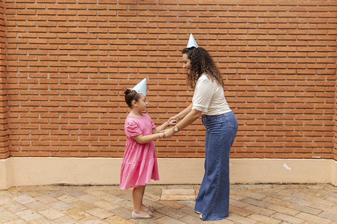 Lindas crianças felizes usando chapéu de aniversário