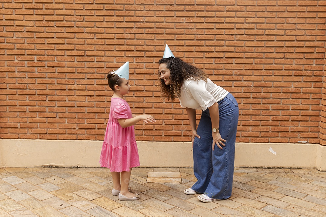 Lindas crianças felizes usando chapéu de aniversário