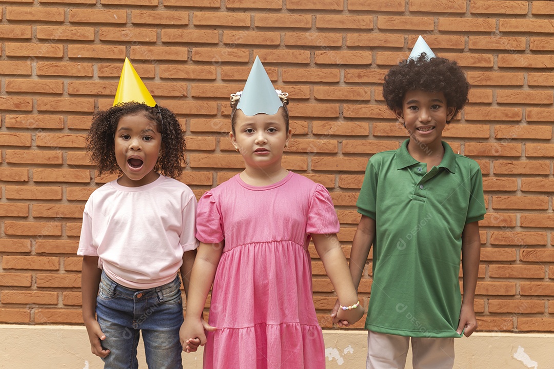 Crianças jovens sobre festa de aniversário