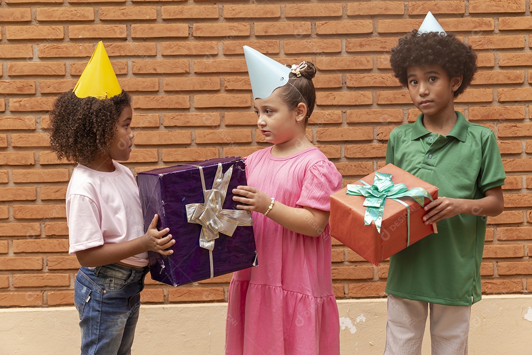 Lindas crianças felizes usando chapéu de aniversário