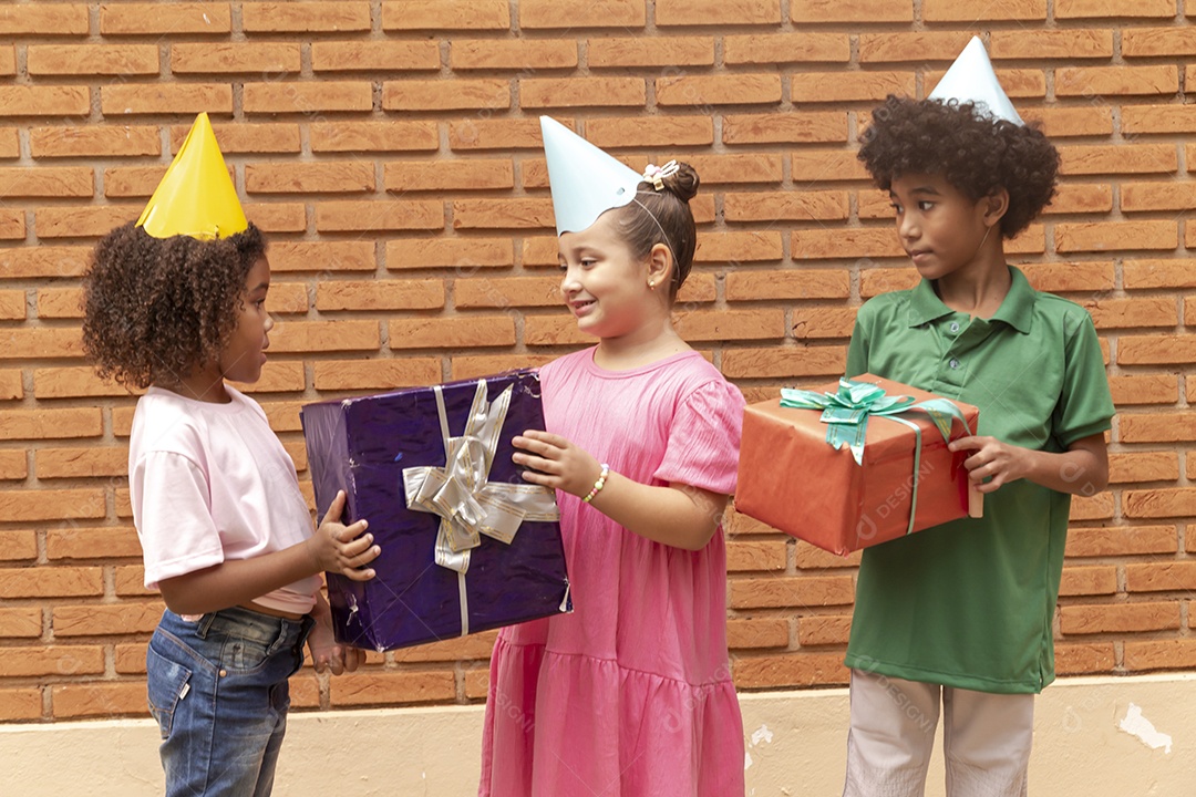 Lindas crianças felizes usando chapéu de aniversário