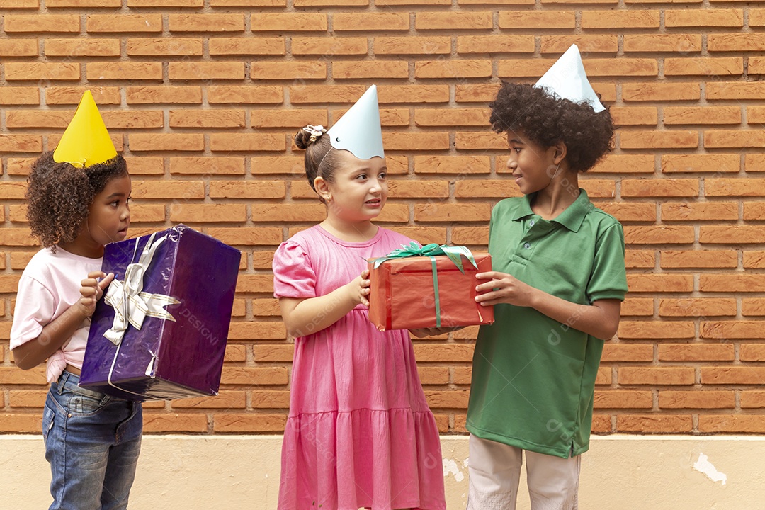 Lindas crianças felizes usando chapéu de aniversário