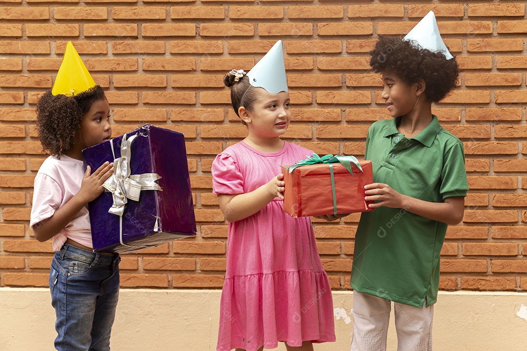 Lindas crianças felizes usando chapéu de aniversário