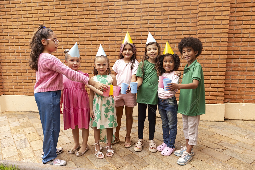 Lindas crianças felizes usando chapéu de aniversário