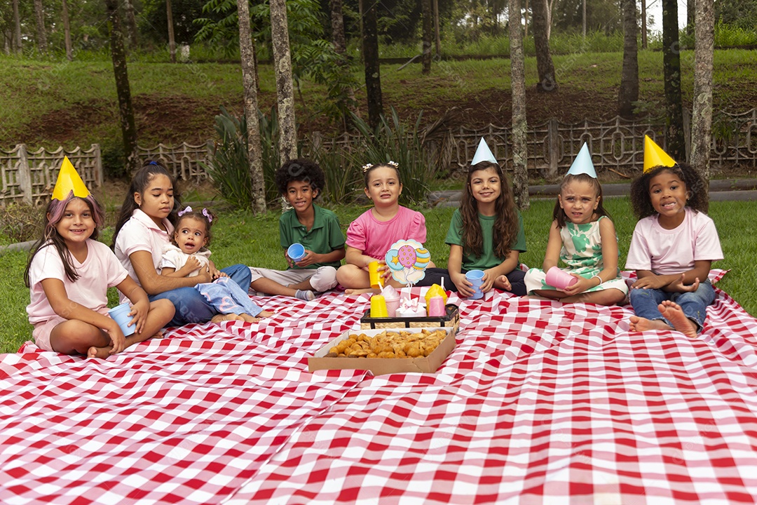 Lindas crianças felizes usando chapéu de aniversário