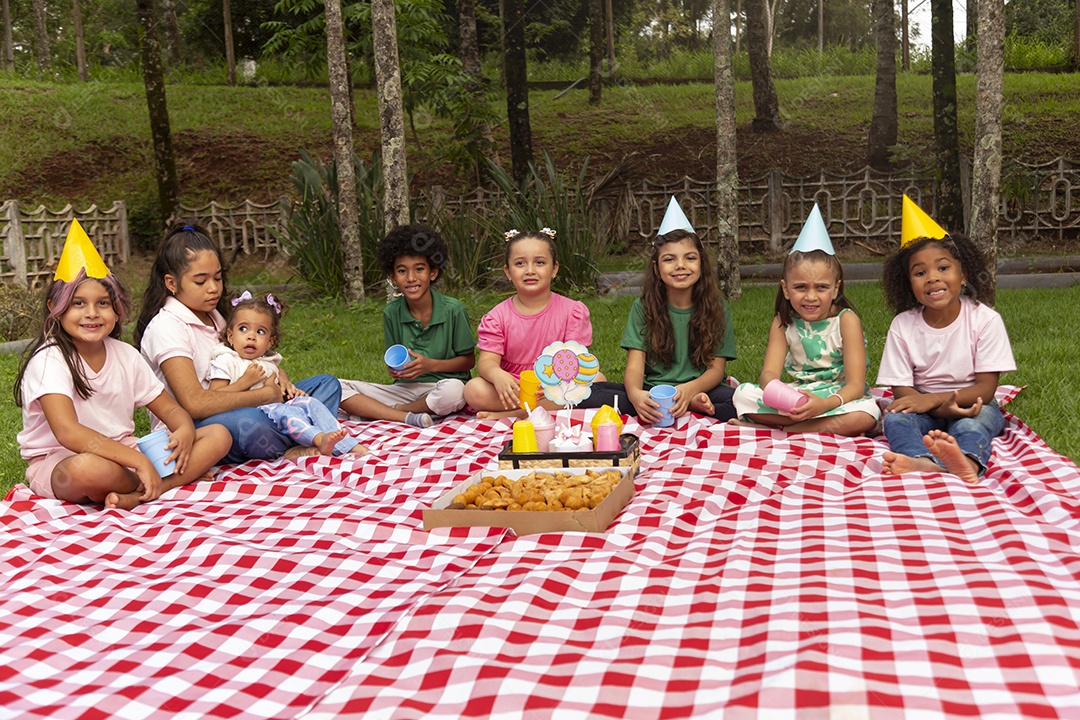 Lindas crianças felizes usando chapéu de aniversário