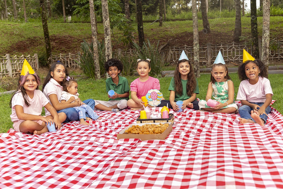 Lindas crianças felizes usando chapéu de aniversário