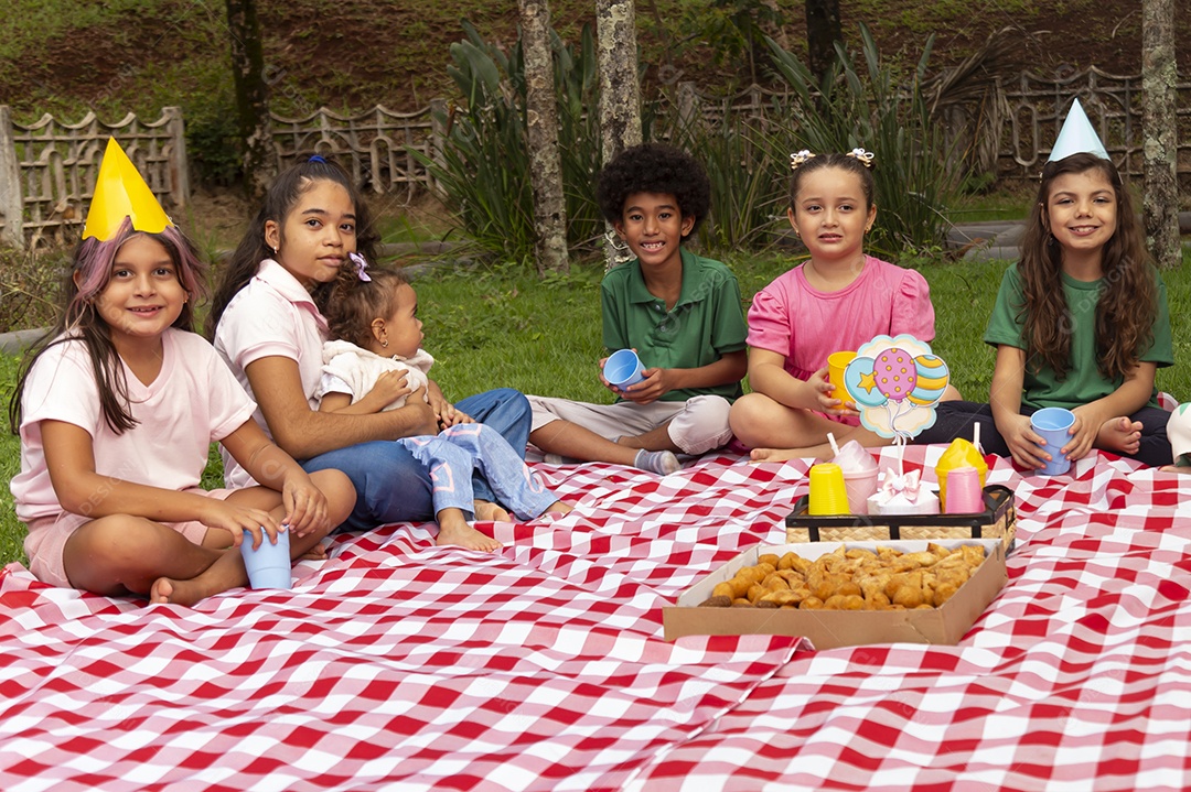 Lindas crianças felizes usando chapéu de aniversário