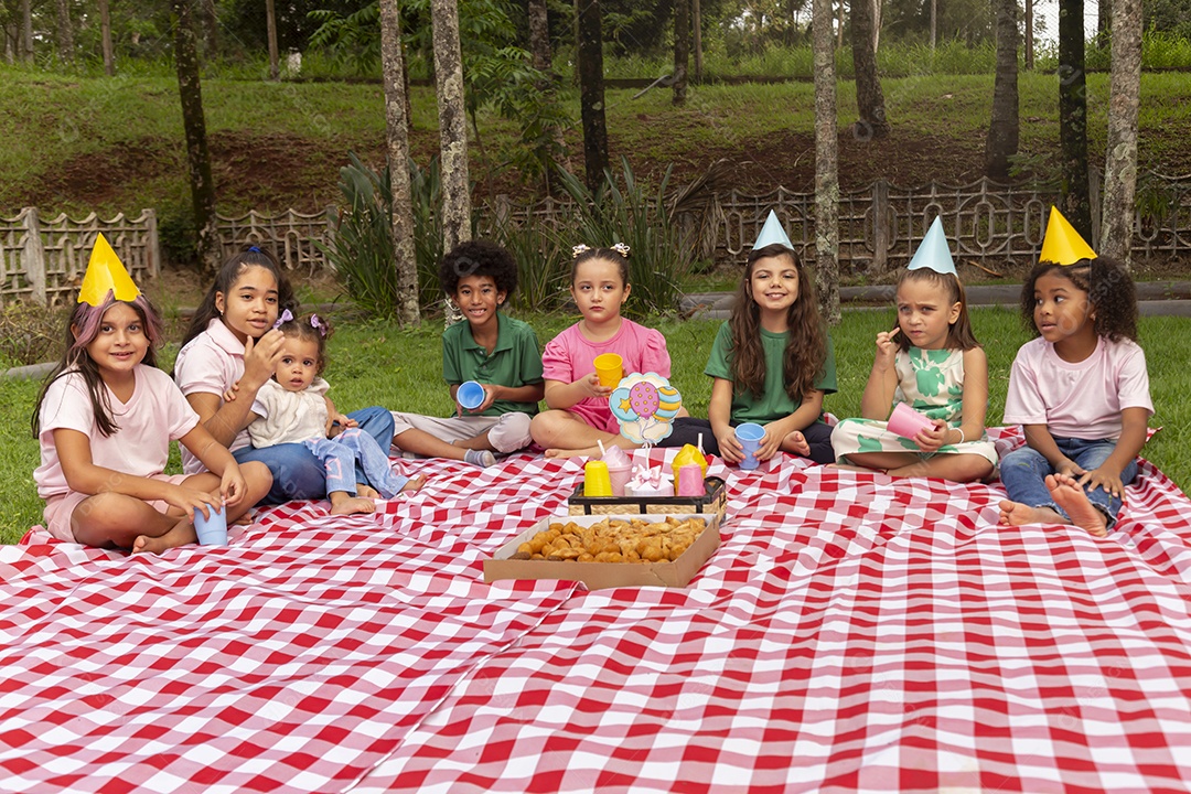 Lindas crianças felizes usando chapéu de aniversário