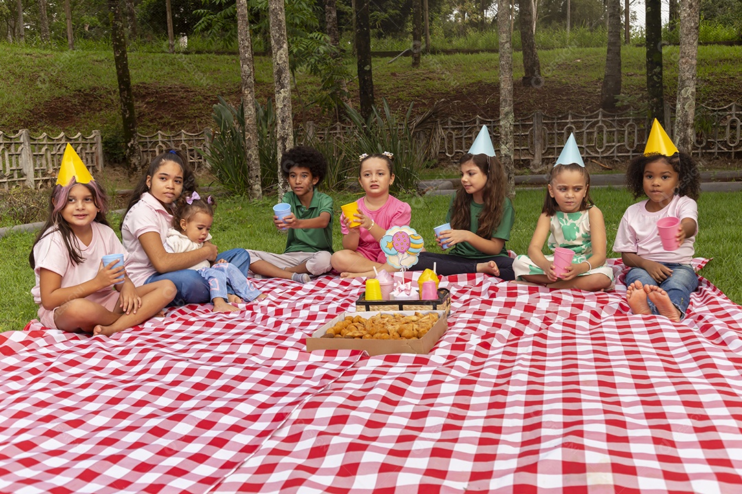 Lindas crianças felizes usando chapéu de aniversário