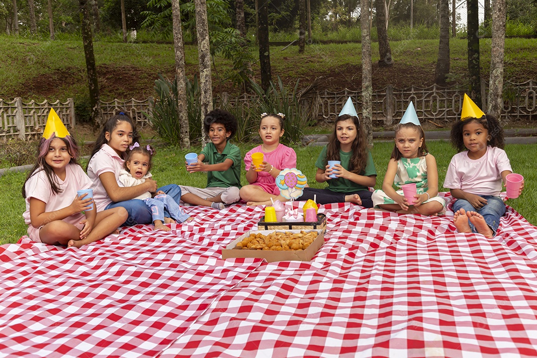 Lindas crianças felizes usando chapéu de aniversário