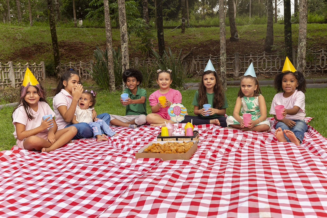Lindas crianças felizes usando chapéu de aniversário