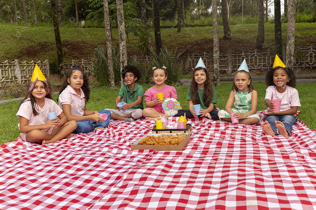 Lindas crianças felizes usando chapéu de aniversário