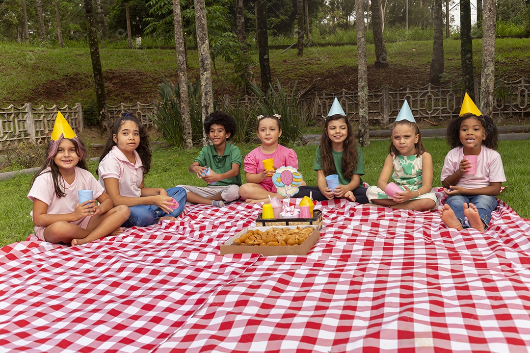 Lindas crianças felizes usando chapéu de aniversário