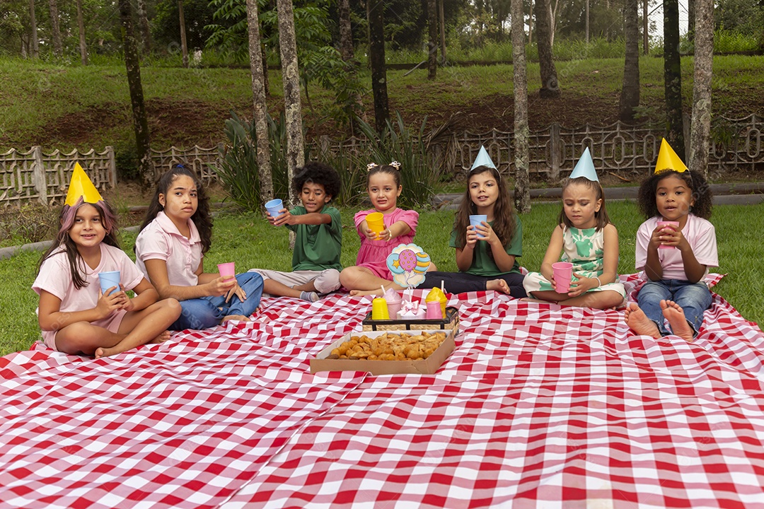 Crianças jovens sobre festa de aniversário