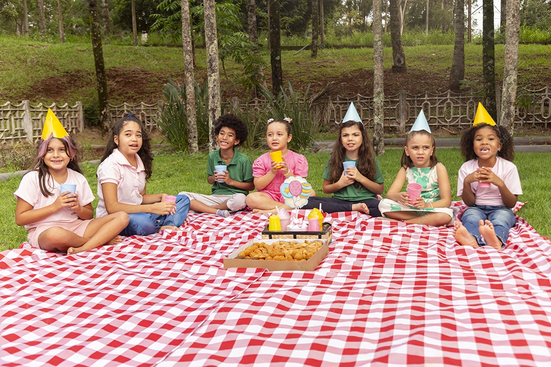 Lindas crianças felizes usando chapéu de aniversário