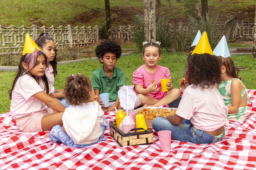 Lindas crianças felizes usando chapéu de aniversário