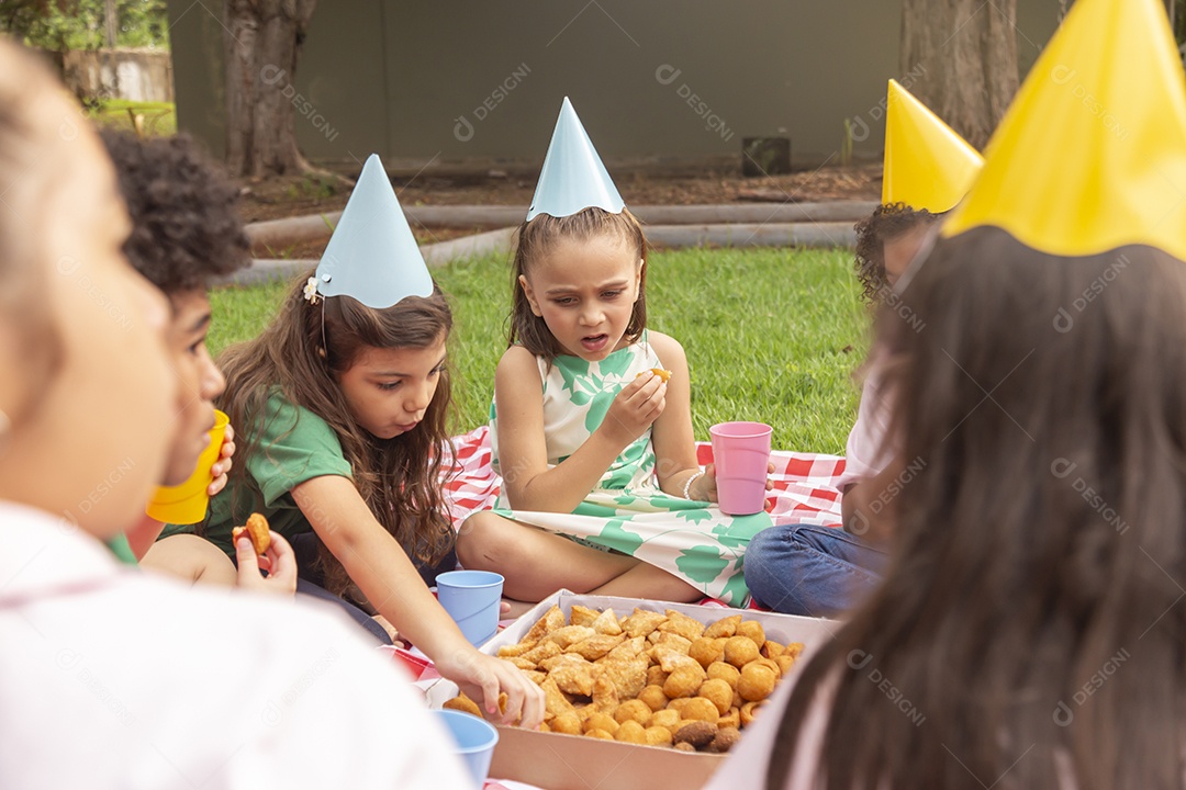 Lindas crianças felizes usando chapéu de aniversário