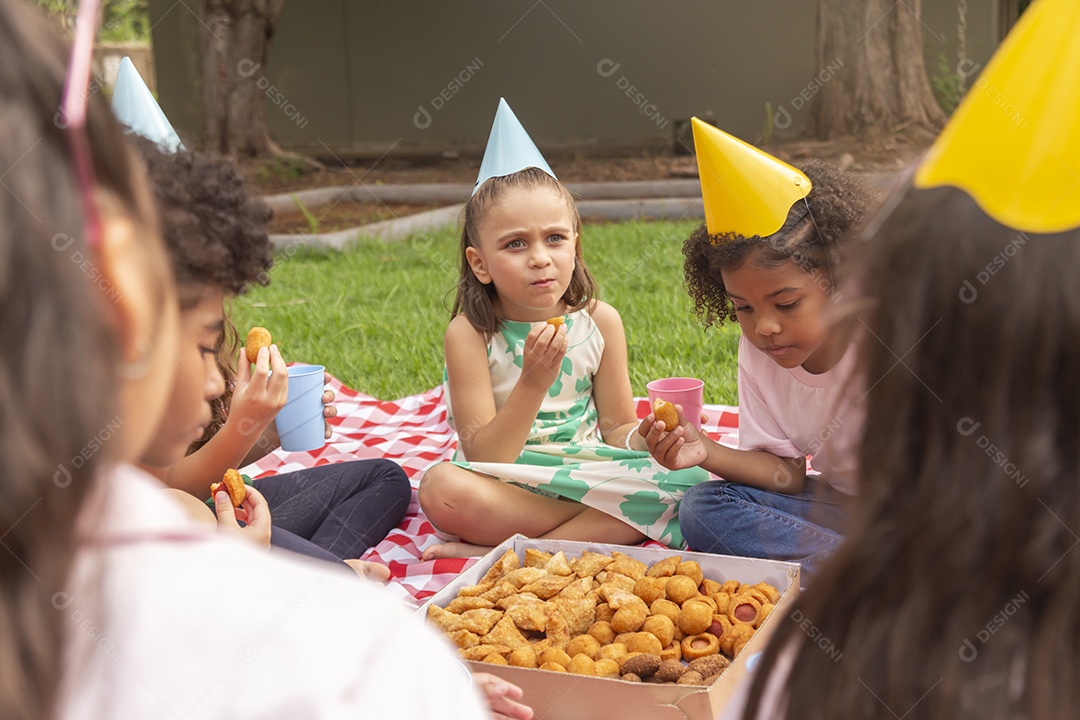 Lindas crianças felizes usando chapéu de aniversário