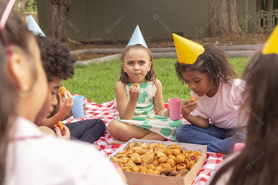 Lindas crianças felizes usando chapéu de aniversário