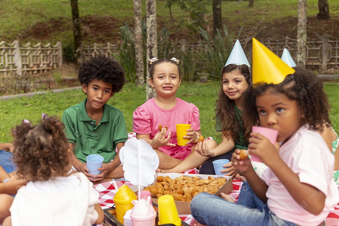 Lindas crianças felizes usando chapéu de aniversário