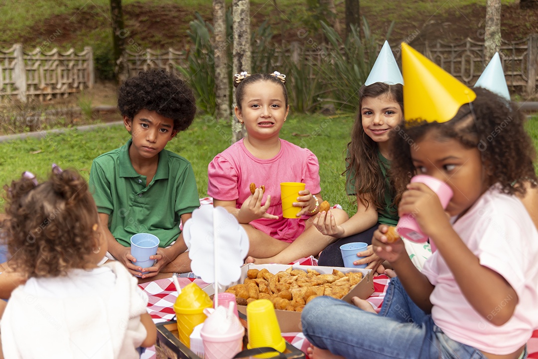 Lindas crianças felizes usando chapéu de aniversário