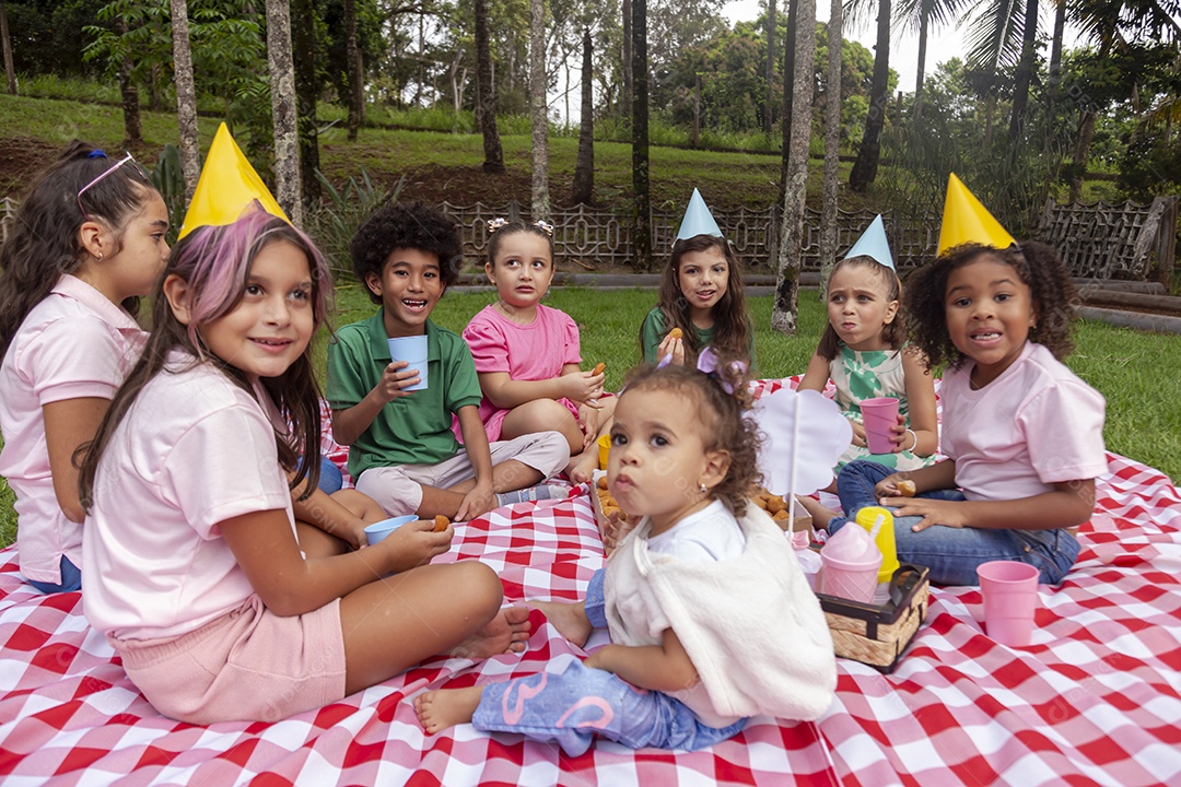 Lindas crianças felizes usando chapéu de aniversário